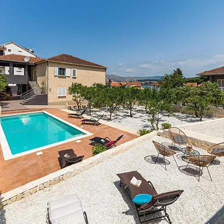 Gorgeous In Okrug Gornji Apartament *