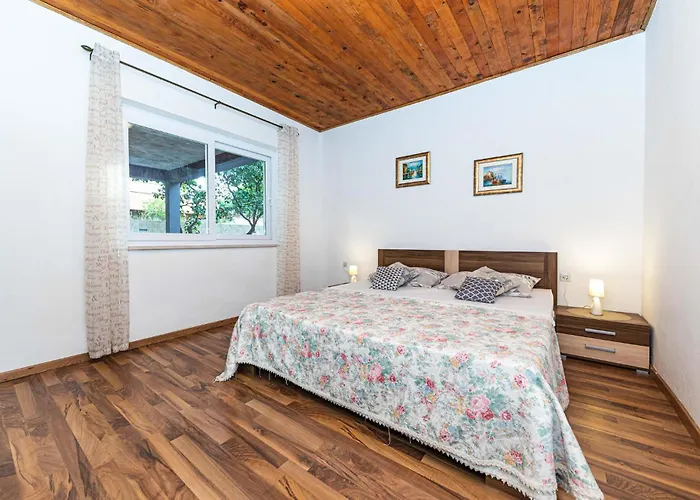 Gorgeous In Okrug Gornji Apartament *