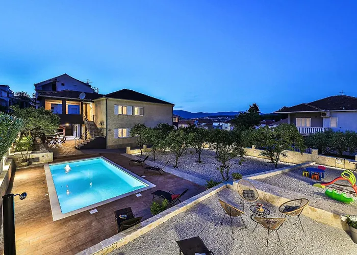 Gorgeous In Okrug Gornji Apartament