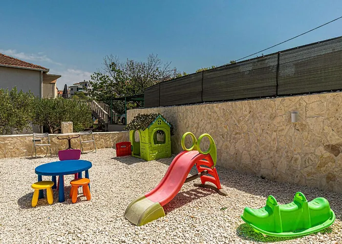 Gorgeous In Okrug Gornji Apartament *