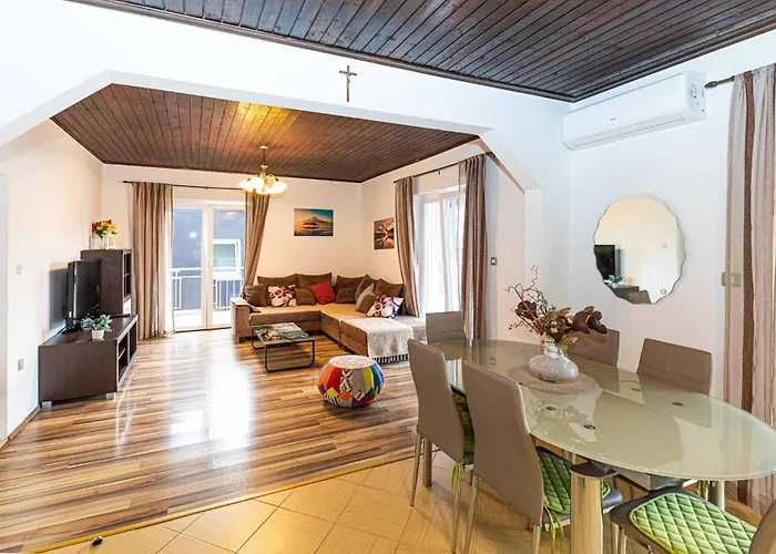 Gorgeous In Okrug Gornji Trogir