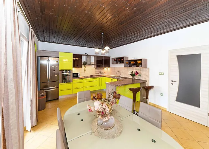 Gorgeous In Okrug Gornji Apartament *