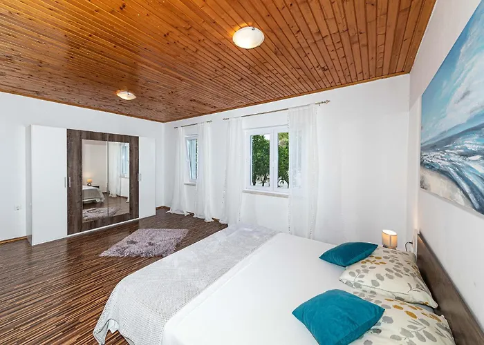 Gorgeous In Okrug Gornji Apartament *